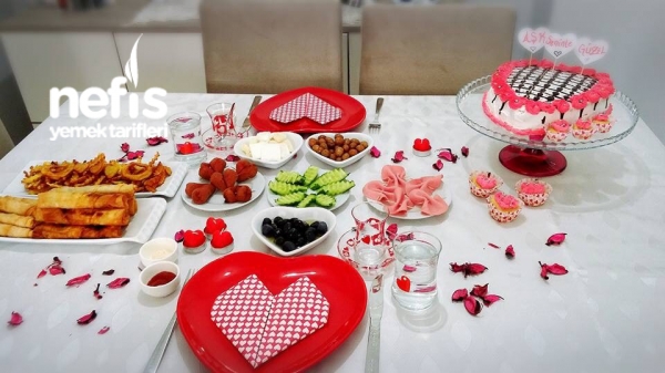 Sevgililer Günü İçim Hazırlanmış Kahvaltı Masası