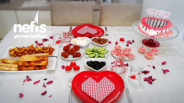 Sevgililer Günü İçim Hazırlanmış Kahvaltı Masası