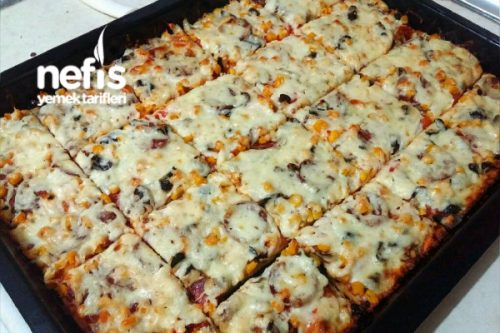 Bol Malzemeli İncecik Hamuruyla Aile Boyu Tepsi Pizza (Hamuru Efsane) Tarifi