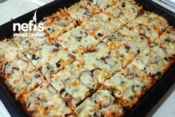 Bol Malzemeli İncecik Hamuruyla Aile Boyu Tepsi Pizza (Hamuru Efsane)
