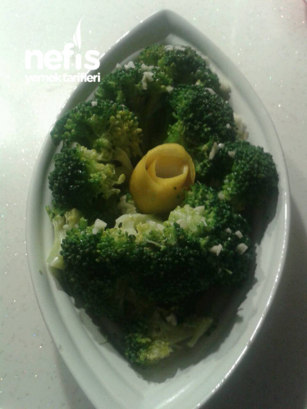 Zeytinyağlı Sarımsakli Brokoli Salatası