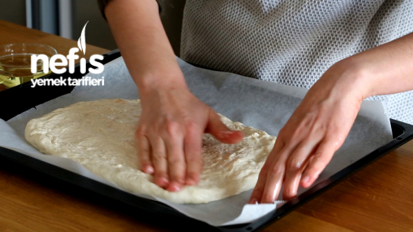 Ekmek Hamurundan Tepsi Pizzası (Videolu)
