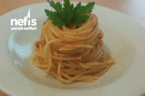 Tonbalıklı Domates Soslu Spagetti Tonbalıklı Domates Soslu Spagetti