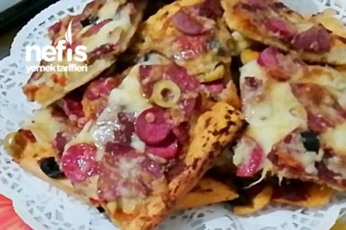 Bol Malzemeli Pizza (Çocuklar Çok Beğenecek) Tarifi