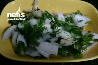 Soğan Salatası (Her Türlü Et Yemeğinin Yanına) Tarifi