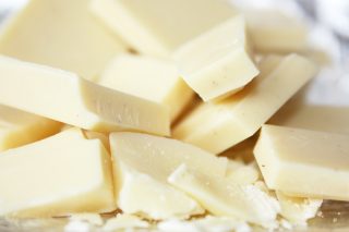 Beyaz Çikolata Nedir? Yapımı, Kalorisi ve Faydaları Tarifi