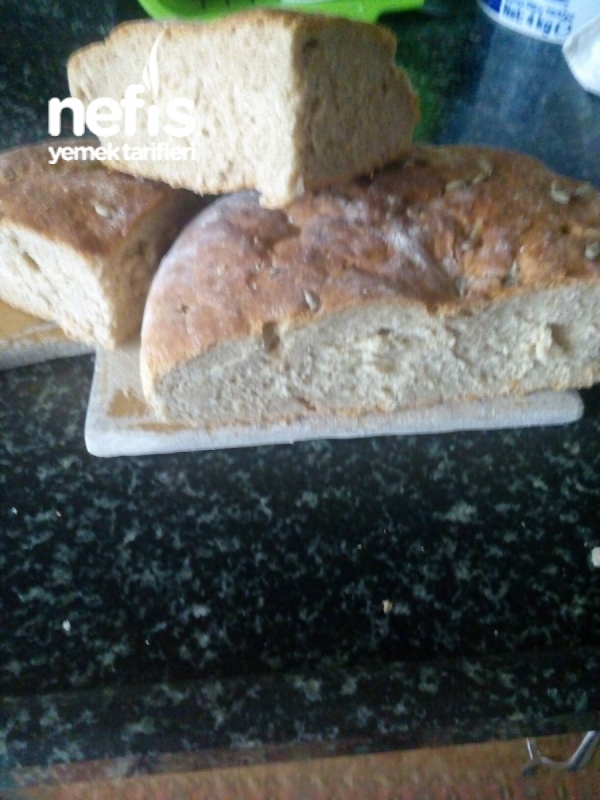 Evde Tam Buğdaylı Çekirdekli Mis Ekmek.