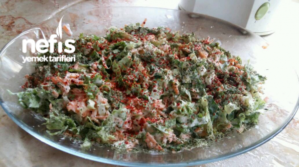 Yoğurtlu Marul Salatası