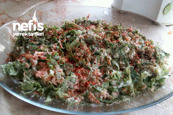 Yoğurtlu Marul Salatası