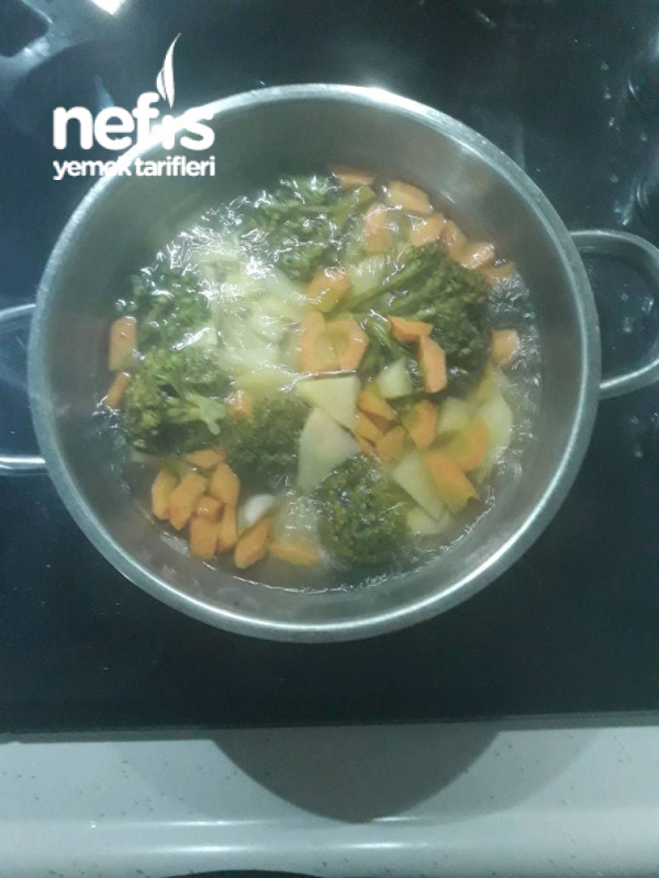 Ayza’nın Brokoli Patates Havuç Ve Sarımsaklı Vitamin Deposu Çorbası:)