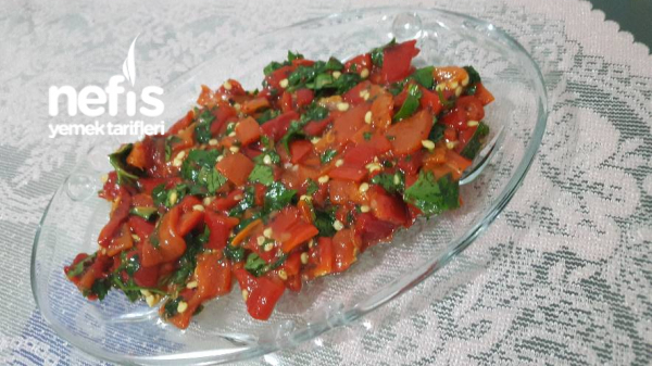 Közlenmiş Kırmızı Biber Salatasi