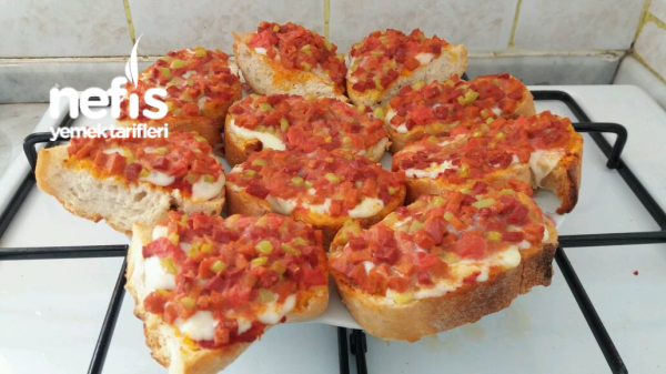 Bayat Ekmekten Fırında Kahvaltılık Pizza Tarifi Nefis Yemek Tarifleri