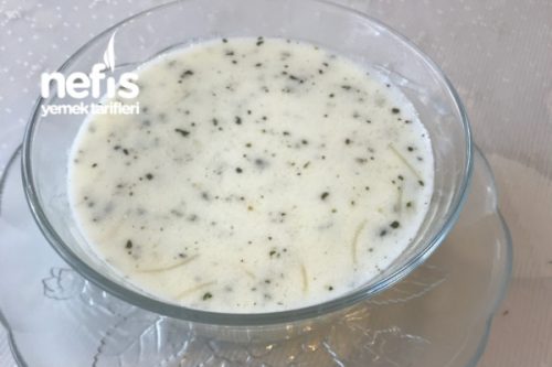 Kamyondan dökülen balıklardan ayılar nasiplendi Kamyondan dökülen balıklardan ayılar nasiplendi