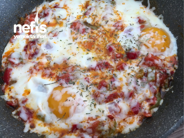 Pazar Kahvaltılarının Vazgeçilmezi biberli kaşarlı omlet