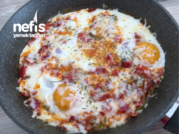 Pazar Kahvaltılarının Vazgeçilmezi biberli kaşarlı omlet