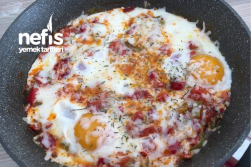 Pazar Kahvaltılarının Vazgeçilmezi Biberli Kaşarlı Omlet Tarifi