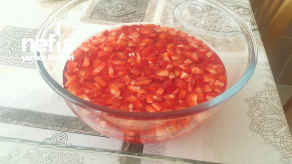Çilek Parçalı Jöleli Pasta Nefis Yemek Tarifleri
