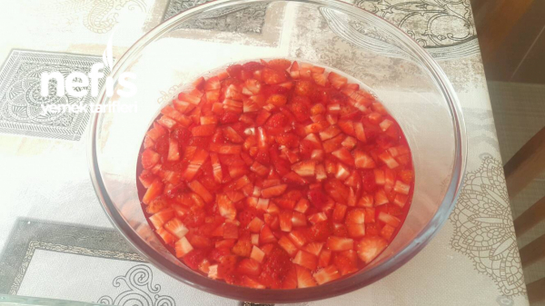Çilek Parçalı Jöleli Pasta Nefis Yemek Tarifleri