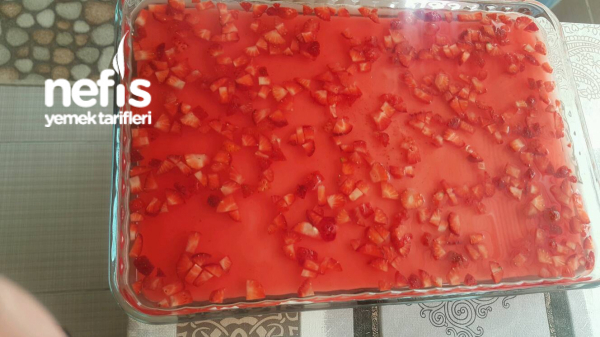 Çilek Parçalı Jöleli Pasta Nefis Yemek Tarifleri