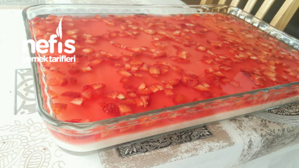 Çilek Parçalı Jöleli Pasta Nefis Yemek Tarifleri