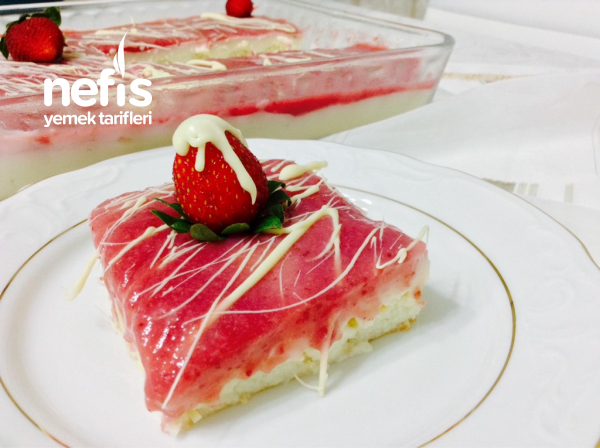 Çilek Soslu Beyaz Çikolatalı Cheesecake Çilek Soslu Beyaz Çikolatalı Cheesecake