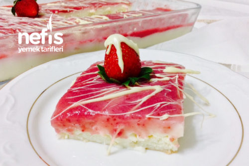 Çilek Soslu Beyaz Çikolatalı Cheesecake Çilek Soslu Beyaz Çikolatalı Cheesecake