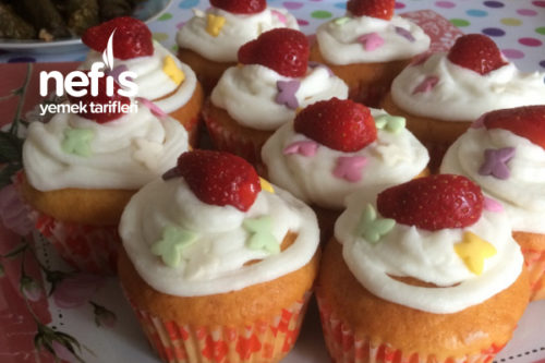 Beyaz Çikolata Dolgulu Cupcake Tarifi Videosu Beyaz Çikolata Dolgulu Cupcake Tarifi Videosu