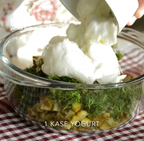 İftar Davetleri İçin Pratik Bir Meze : Yoğurtlu Tavuk Salatası