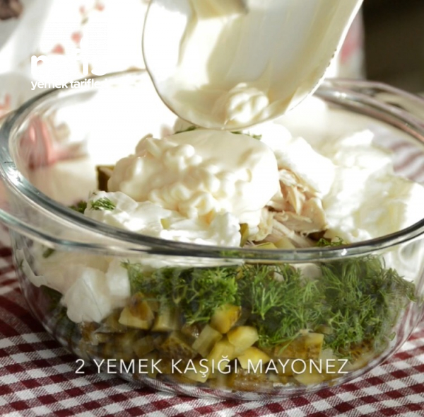 İftar Davetleri İçin Pratik Bir Meze : Yoğurtlu Tavuk Salatası