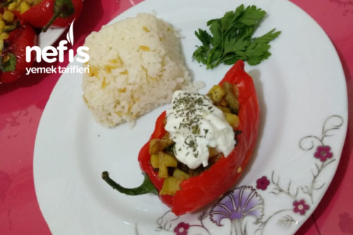 ŞAKŞUKALI KIRMIZI BİBER DOLMASI ŞAKŞUKALI KIRMIZI BİBER DOLMASI