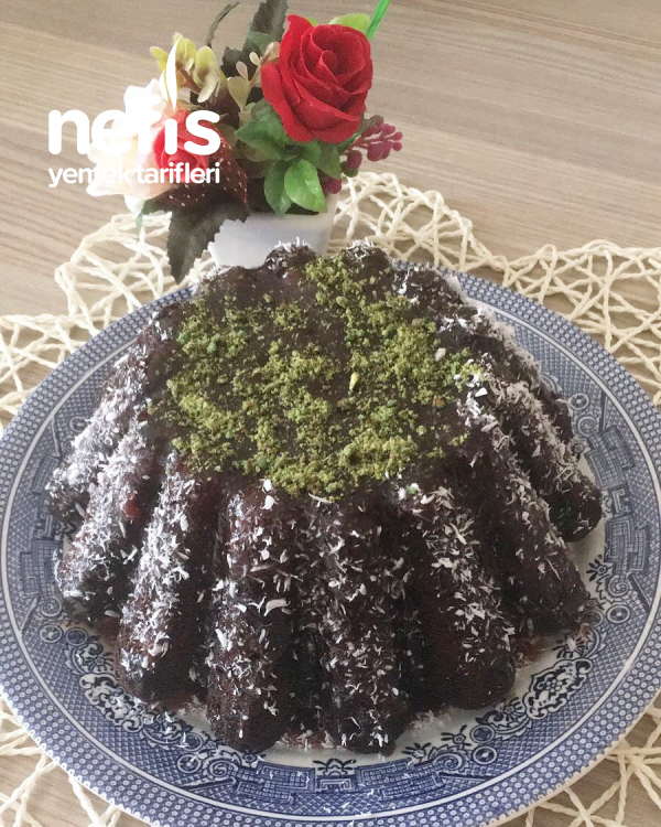 Çilek Soslu Çikolatalı Kek Nefis Yemek Tarifleri