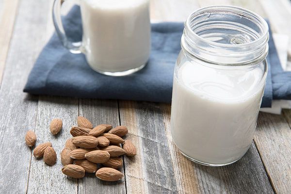 Badem Sütü Nasıl Yapılır? Faydaları, Kalori ve Besin Değerleri