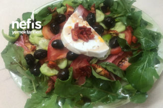Hem Görünüşüyle Hem Tadıyla Kıskandıran Yunan Salatası Tarifi