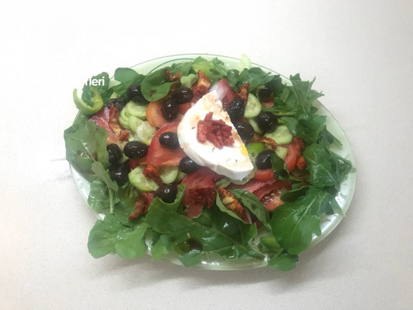 Hem Görünüşüyle Hem Tadıyla Kıskandıran Yunan Salatası