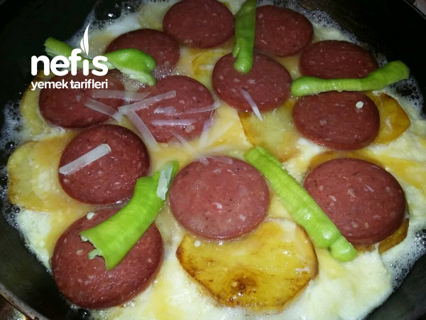Patatesli Sucuklu Leziz Omet(kahvaltilik Pizza Tadinda)