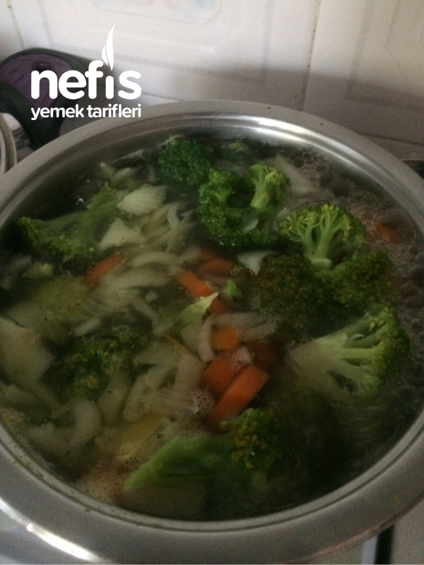 Vitamin Deposu Sebzeli Brokoli Çorbası “ Zeytinyağlı Beşamel Sos İle”