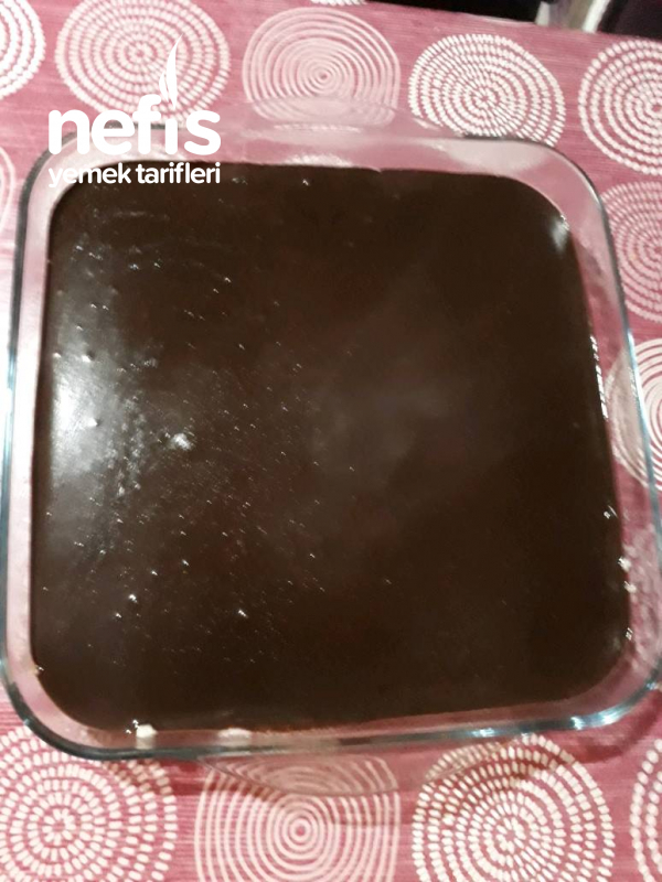 sade kekin üstüne çikolata sosu