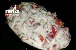 Kırmızı Biberli Yoğurtlu Salata Tarifi
