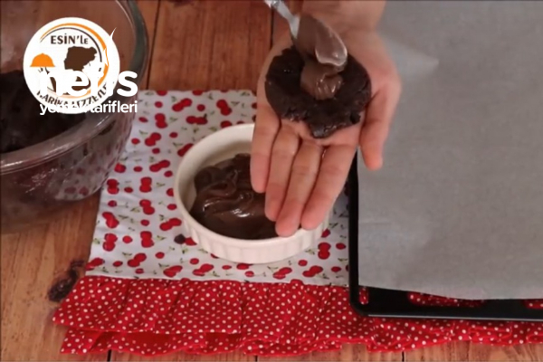 Az malzemeli Bol Çikolatalı Kurabiye Tarifi (videolu)