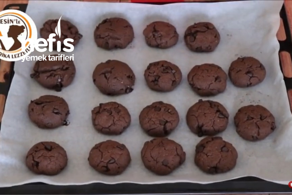 Az malzemeli Bol Çikolatalı Kurabiye Tarifi (videolu)