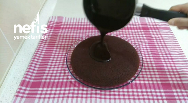 Teremyağlı Tavada Çikolata Soslu Kek