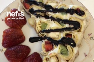Çok Farklı Meyveli Kremalı Mozaik Krep Pasta Tarifi