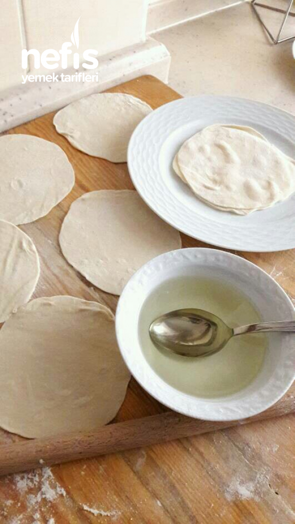 El Açması Ispanaklı ,peynirli Börek