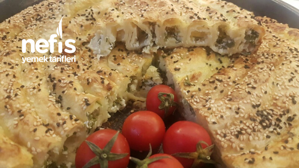 Sahurda Enfes Peynirli Tepsi Börek