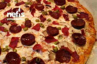 Pastırmalı Sucuklu Pizza  (Pizza Taşında) Tarifi