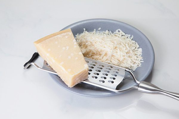 Parmesan Peyniri Nedir? 700 Yıllık Lezzet Sırları Tarifi