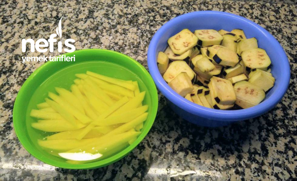 Domates Soslu Patlıcan Ve Patates Kızartması