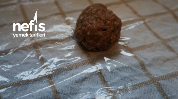 Domates Soslu Kaşarlı Köfte (Sizi Mutfağın Yıldızı Yapar )