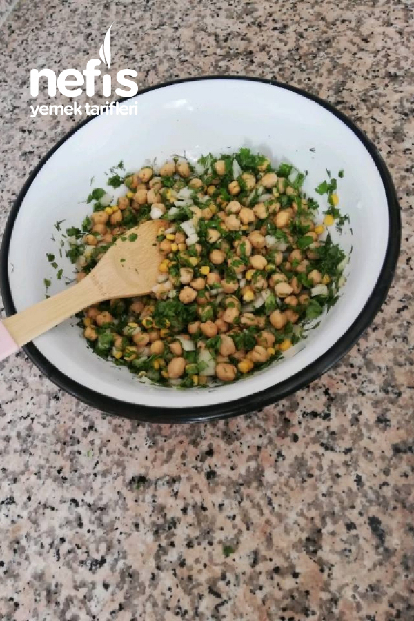 Nohut Salatası ( Evde Ki Malzemelerle Mükemmel Bir Salata)