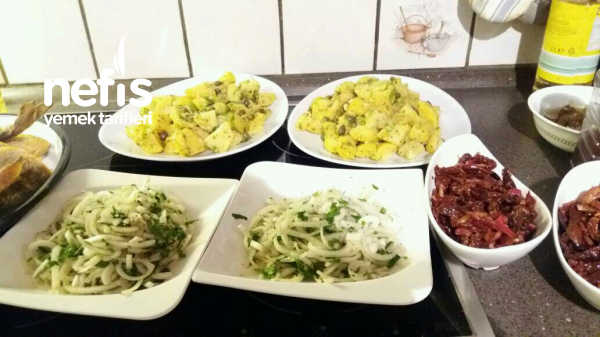 Balık Yanına Yapilabilenler Kaparili Patates Salatası, Kuru Domates Salatası, Soğan Salatasi